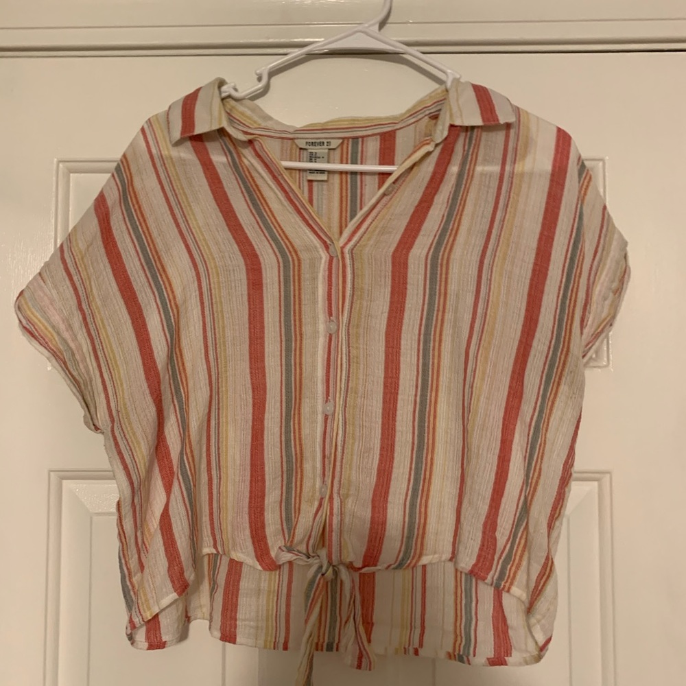 It’s a cute forever 21 top!!